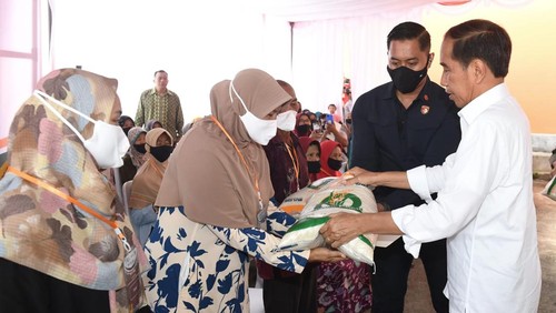 Potret Jokowi Bagikan Bansos Beras Bareng Ganjar