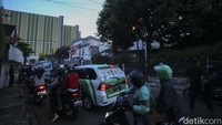 Api yang keluar membuat pengendara panik, sebab jalan tersebut cukup padat saat jam pulang kerja.