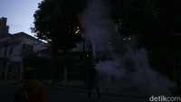 Sambil menunggu petugas Damkar yang tiba, warga menutup jalan tersebut.