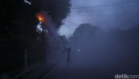 Petugas keamanan di lokasi kejadian mencoba memadamkan api menggunakan Alat Pemadam Api Ringan (APAR).