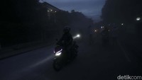Tak butuh waktu lama, api di kabel tersebut lantas padam dan kendaraan kembali dapat melintas.
