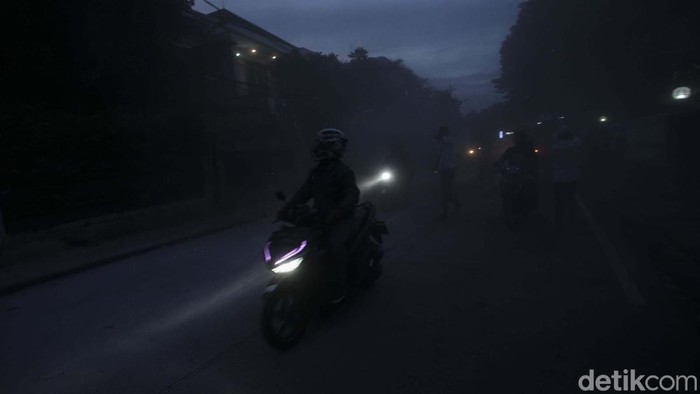 Sejumlah kabel di Jalan Menteng Sukabumi, Jakarta, terbakar, sore tadi, Senin (10/4/2023). Begini potretnya.
