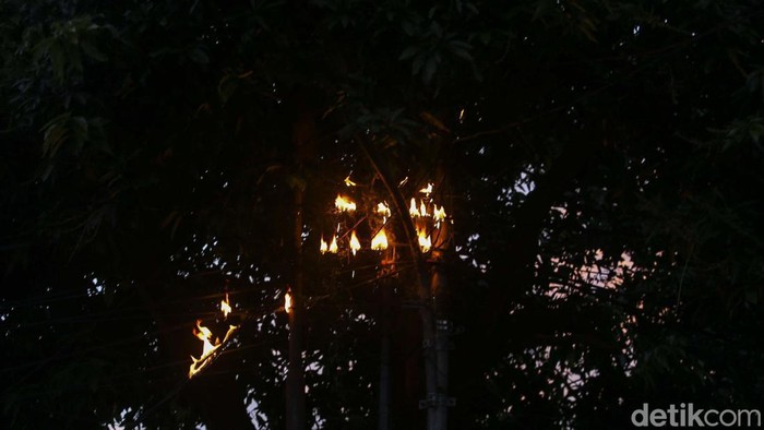 Potret Kabel Terbakar di Menteng Sore Tadi Sejumlah kabel di Jalan Menteng Sukabumi, Jakarta, terbakar, sore tadi, Senin (10/4/2023). Begini potretnya.