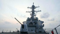 Sebuah kapal penghancur rudal milik AS, USS Milius, berlabuh di perairan Laut China Selatan, Senin (10/4/2023). Washington mengatakan bahwa kapal perang miliknya itu mempraktikkan hak navigasi dan menjalankan misi kebebasan di dekat Kepulauan Spratly di Laut China Selatan.  REUTERS/U.S. NAVY