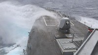 Angkatan Laut AS dalam pernyataannya menyebut operasi yang dilakukan oleh kapal penghancur miliknya itu konsisten dengan hukum internasional. AP/Gregory Johnson