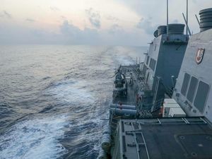 Tegang! Kapal Perang China Potong Laju Kapal Penghancur AS di Selat Taiwan