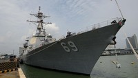 China mengklaim sebagian besar wilayah yang tumpang tindih dengan zona ekonomi eksklusif (ZEE) sejumlah negara, termasuk Filipina. Aliran perdagangan senilai triliunan dolar Amerika tercatat di jalur perairan strategis itu. AFP via Getty Images/NOEL CELIS