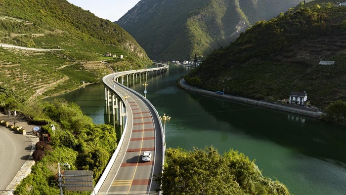 YICHANG, CHINA - APRIL 9, 2023 - Vehicles run on a water highway along the Gufu River in Xingshan County, Yichang city, Central China's Hubei province, April 9, 2023. (Photo credit should read CFOTO/Future Publishing via Getty Images)