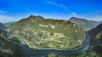 Jalan raya sepanjang 4 km ini telah dibangun di atas sungai yang mengalir melalui pegunungan. Mereka yang terlibat dalam proyek tersebut menyebutnya sebagai “jalan lintas air ekologis” pertama China.  
