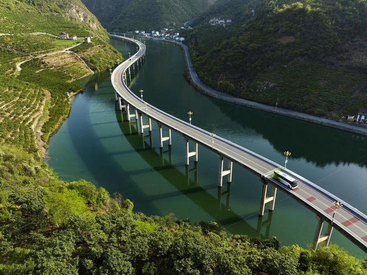 China Punya Jalan Raya di Atas Sungai, Nih Potretnya