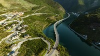 Namun setelah menghitung, tim insinyur menunjukkan bahwa membangun jembatan jalan raya di atas sungai lebih murah dan lebih cepat daripada membangun jalan raya di darat.  