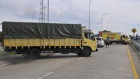 Sejumlah supir truk memutarbalik kendaraanya saat ada aksi penutupan jalan Tol Jatikarya di Bekasi, Jawa Barat, Senin (10/4/2023).