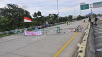 Aksi penutupan jalan tersebut menuntut pembayaran konsinyasi dari BPN (Badan Pertanahan Nasional) atas penggunaan tanah seluas 4,2 hektare untuk Tol Cimanggis-Cibitung di Jatikarya.