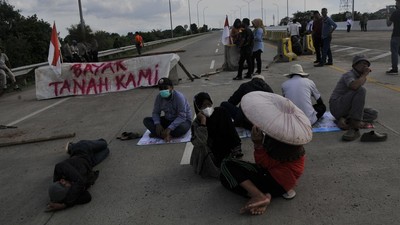 Potret Warga Lesehan Blokir Tol Jatikarya