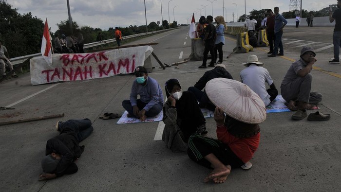 Sejumlah warga ahli waris saat melakukan aksi penutupan jalan Tol Jatikarya di Bekasi, Jawa Barat, Senin (10/4/2023). Aksi penutupan jalan tersebut menuntut pembayaran konsinyasi dari BPN (Badan Pertanahan Nasional) atas penggunaan tanah seluas 4,2 hektare untuk Tol Cimanggis-Cibitung di Jatikarya. ANTARA FOTO/ Fakhri Hermansyah/hp.
