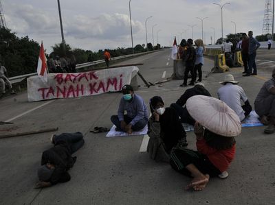 Potret Warga Lesehan Blokir Tol Jatikarya