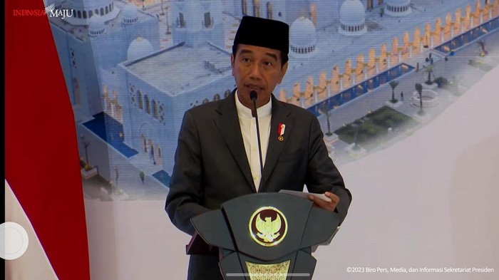 Presiden Joko Widodo dalam Zayed Humanitarian Day di Solo, Senin (10/4/2023).