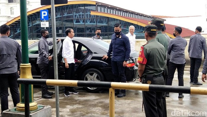 Presiden Jokowi dan Gubernur Jateng Ganjar Pranowo tampak kompak memakai kemeja putih dan satu mobil lagi saat di Pasar Legi Solo, Senin (10/4/2023).