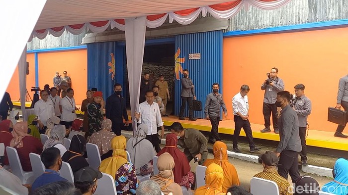 Presiden Jokowi saat kunjungan kerja di Gudang Bulog Sukoharjo, Senin (10/4/2023).