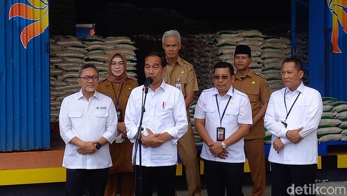 Presiden Jokowi saat memberikan batuan beras di gudang Bulog Kartasura, Sukoharjo, Senin (10/4/2023).