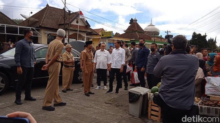 Presiden Jokowi tiba di Pasar Selo, Boyolali, Senin (10/4/2023).