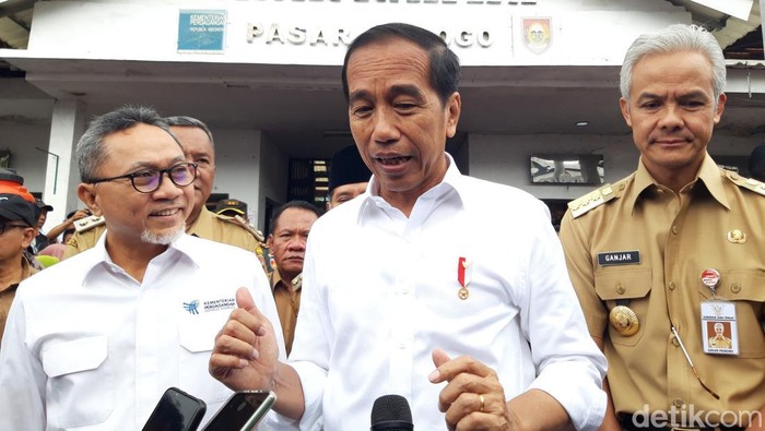 Presiden Joko Widodo di pasar Cepogo, Boyolali, Senin (10/4/2023).