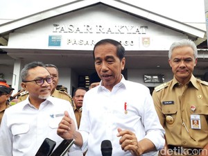 Jokowi Mulai Bagi-bagi Bansos Beras ke 21,3 Juta Keluarga