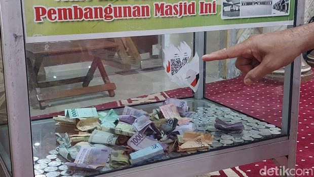 Pria misterius menempelkan stiker QRIS pada kotak amal di masjid di Kebayoran Baru, Jaksel.