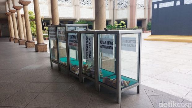 Pria misterius menempelkan stiker QRIS pada kotak amal di masjid di Kebayoran Baru, Jaksel.