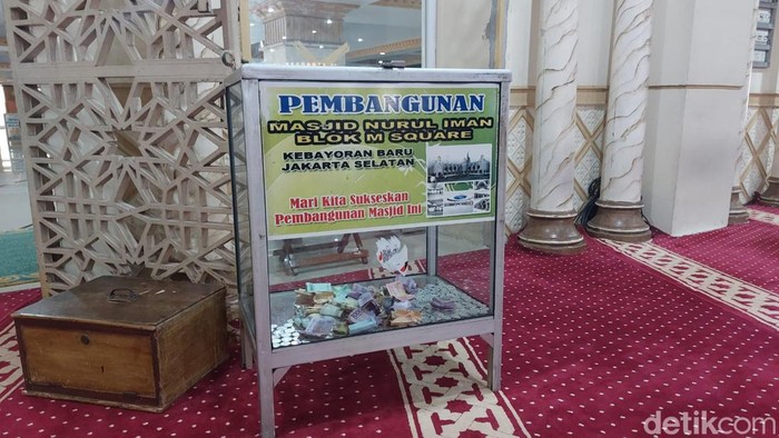 Pria misterius menempelkan stiker QRIS pada kotak amal di masjid di Kebayoran Baru, Jaksel.