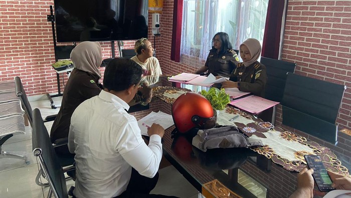 Proses pelimpahan tahap II kasus curanmor dengan barang bukti 28 kendaraan ke Kejaksaan Negeri Jembrana, Bali, Senin (10/4/2023).
