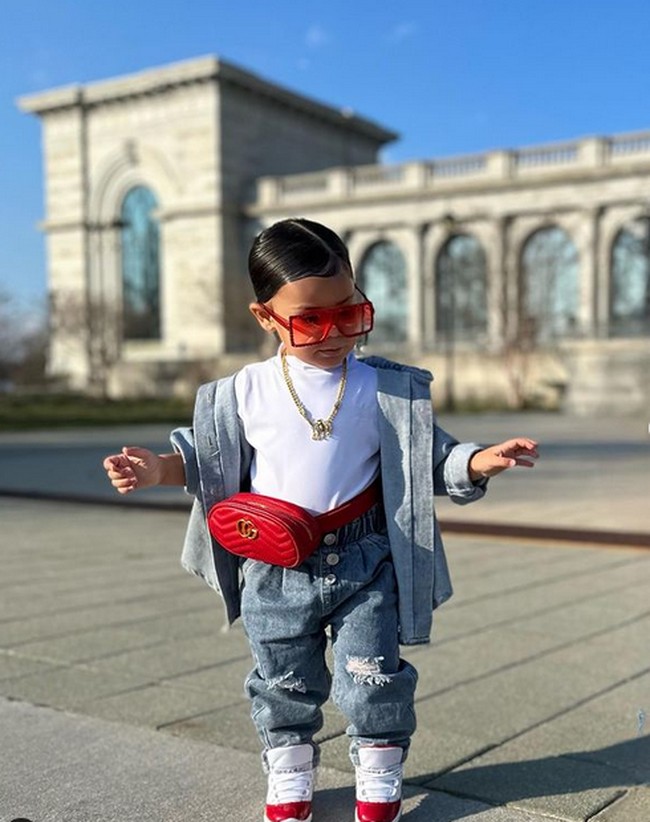 Lewat akun putrinya, sang ibu menjelaskan bahwa putrinya tetaplah seorang balita. Dia hanya mendandani putrinya lebih fashionable dari anak lainnya. “Hanya karena aku memakaikan baju anakku fashionable bukan berarti aku tidak membiarkannya jadi anak kecil,” ungkap sang bunda lewat akun @queen_kye18. Foto: dok. Instagram/@queenkye.18