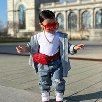 Lewat akun putrinya, sang ibu menjelaskan bahwa putrinya tetaplah seorang balita. Dia hanya mendandani putrinya lebih fashionable dari anak lainnya. “Hanya karena aku memakaikan baju anakku fashionable bukan berarti aku tidak membiarkannya jadi anak kecil,” ungkap sang bunda lewat akun @queen_kye18. Foto: dok. Instagram/@queenkye.18