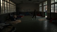 Sebanyak 200 migran remaja itu menjadikan gedung sekolah terbengkalai menjadi tempat berlindung.  