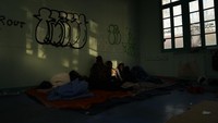 Sejumlah migran remaja tidur di sebuah gedung sekolah yang terbengkalai di Paris, Prancis, Sabtu (8/4/2023).  