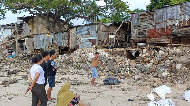 Rumah warga RT 07, RW 03, Kelurahan Pasir Panjang, Kelapa Lima, Kota Kupang, NTT, rusak diterjang gelombang tinggi, Senin (10/4/2023).
