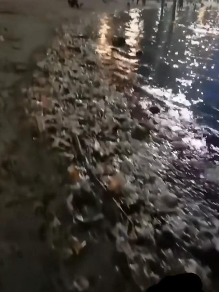 Sampah berserakan di Pantai Ancol (tangkapan layar)