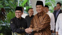 Kedatangan Cak Imin tampak disambut oleh Prabowo. Keduanya bersalaman dan berbincang bersama.