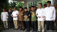 Cak Imin ditemani oleh Waketum PKB Jazilul Fawaid dan elit PKB lain.