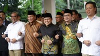 Sementara Prabowo tampak ditemani Ketua Harian Dasco, Sekjen Ahmad Muzani hingga Dahnil Anzar Simanjuntak.
