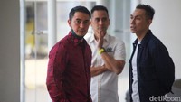 Zumi Zola mengenakan batik berwarna merah di DPP Golkar. 