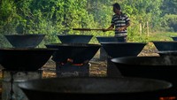 Tampak kuali-kuali besar digunakan warga untuk memasak menu berbuka puasa.  