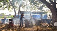 Para pria memasak untuk buka puasa bersama di Banda Aceh, Minggu (9/4/2023).  
