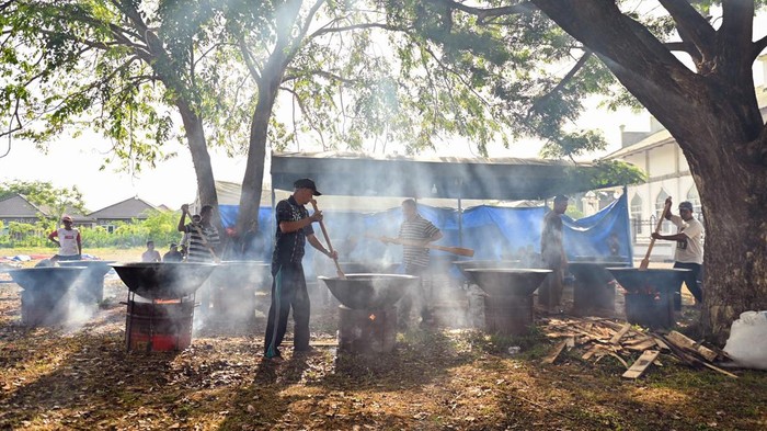 Men cook a traditional curry for a communal Iftar, the breaking of fast, during the Islamic holy month of Ramadan in Banda Aceh on April 9, 2023. (Photo by CHAIDEER MAHYUDDIN / AFP) (Photo by CHAIDEER MAHYUDDIN/AFP via Getty Images)