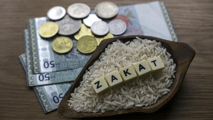 Membayar zakat artinya menyisihkan sebagian harta yang dimiliki untuk diberikan kepada orang-orang yang membutuhkan. Siapa saja yang berhak menerima zakat?