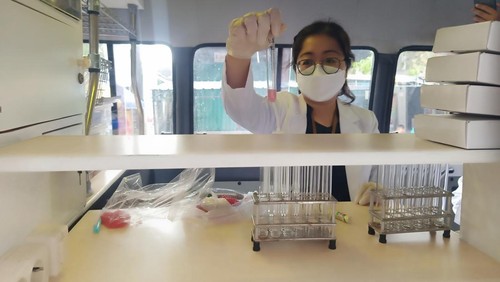 Petugas Loka POM Buleleng menguji sampel takjil di Kelurahan Loloan Barat, Kecamatan Negara, Kabupaten Jembrana, Senin (10/4/2023).