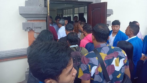 Suasana di depan ruang sidang Candra PN Denpasar, Senin (10/4/2023).