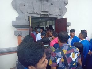 Sibuk Urus Mahasiswa Baru, Rektor Unud Absen Sidang Praperadilan