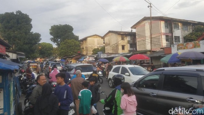 Suasana di Jalan Perintis, Sarijadi, Kota Bandung.