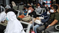 Mereka terlihat tengah menunggu waktu keberangkatannya lengkap dengan tas dan koper barang bawaannya.